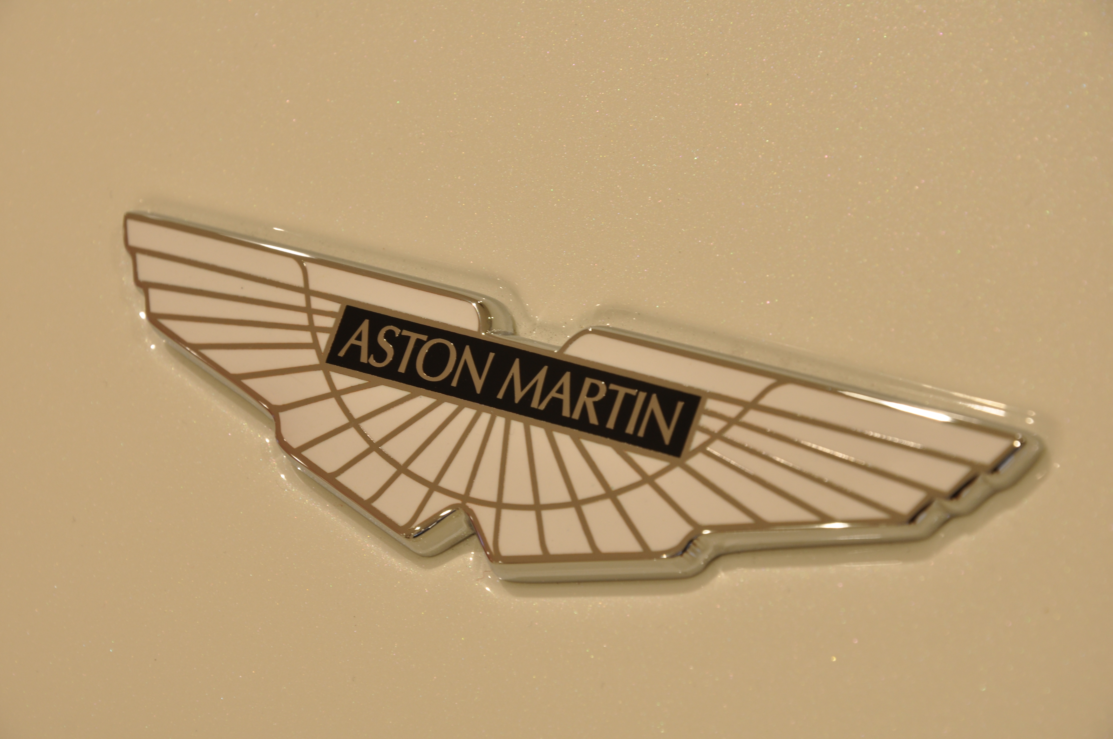 象徴は Scarab Beetle M Auto Astonmartin Staff Blog