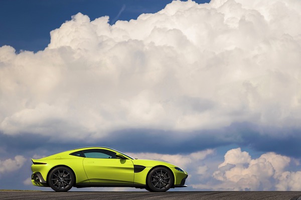 Aston Martin Vantage_Lime Essence_07