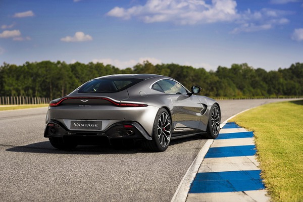 Aston Martin Vantage_Tungsten Silver_10