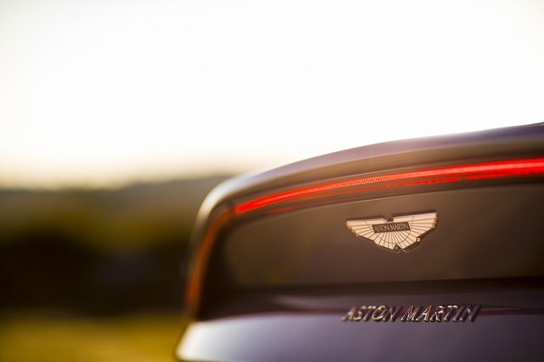 Aston Martin Vantage_Tungsten Silver_11