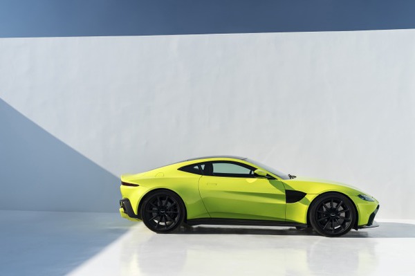 s_Aston Martin Vantage_Lime Essence_09