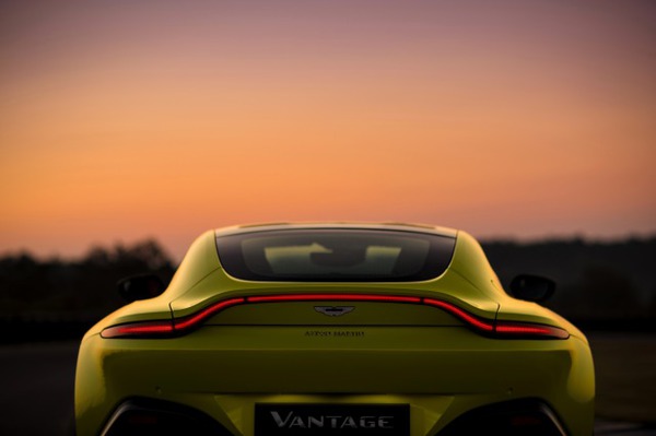 s_Aston Martin Vantage_Lime Essence_12