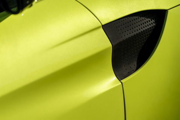 s_Aston Martin Vantage_Lime Essence_15