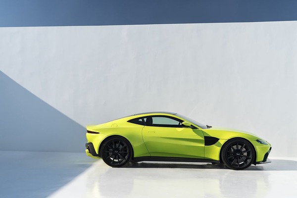JPG Small-Aston Martin Vantage 2017 (2)