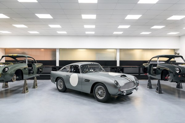 171221aston-martin_DB4-GT-Continuation