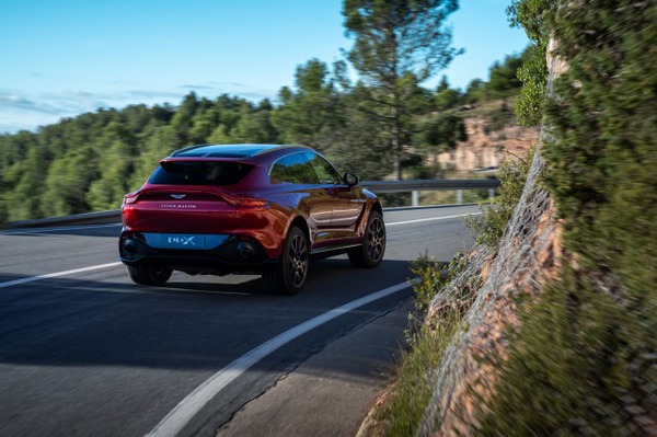 Aston Martin DBX_02