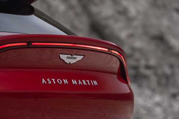 Aston Martin DBX_16
