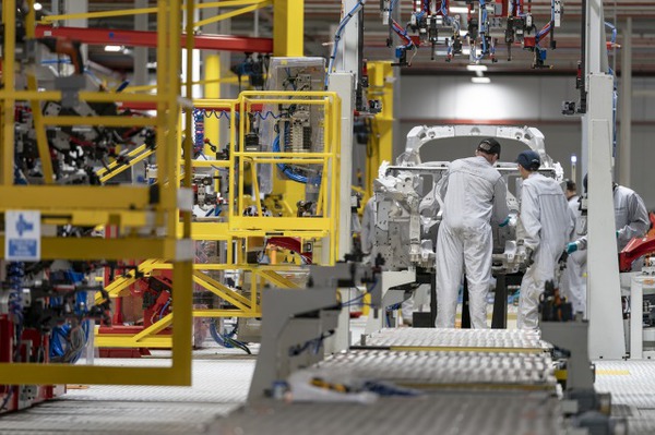 aston-martin-st-athan-factory-2.