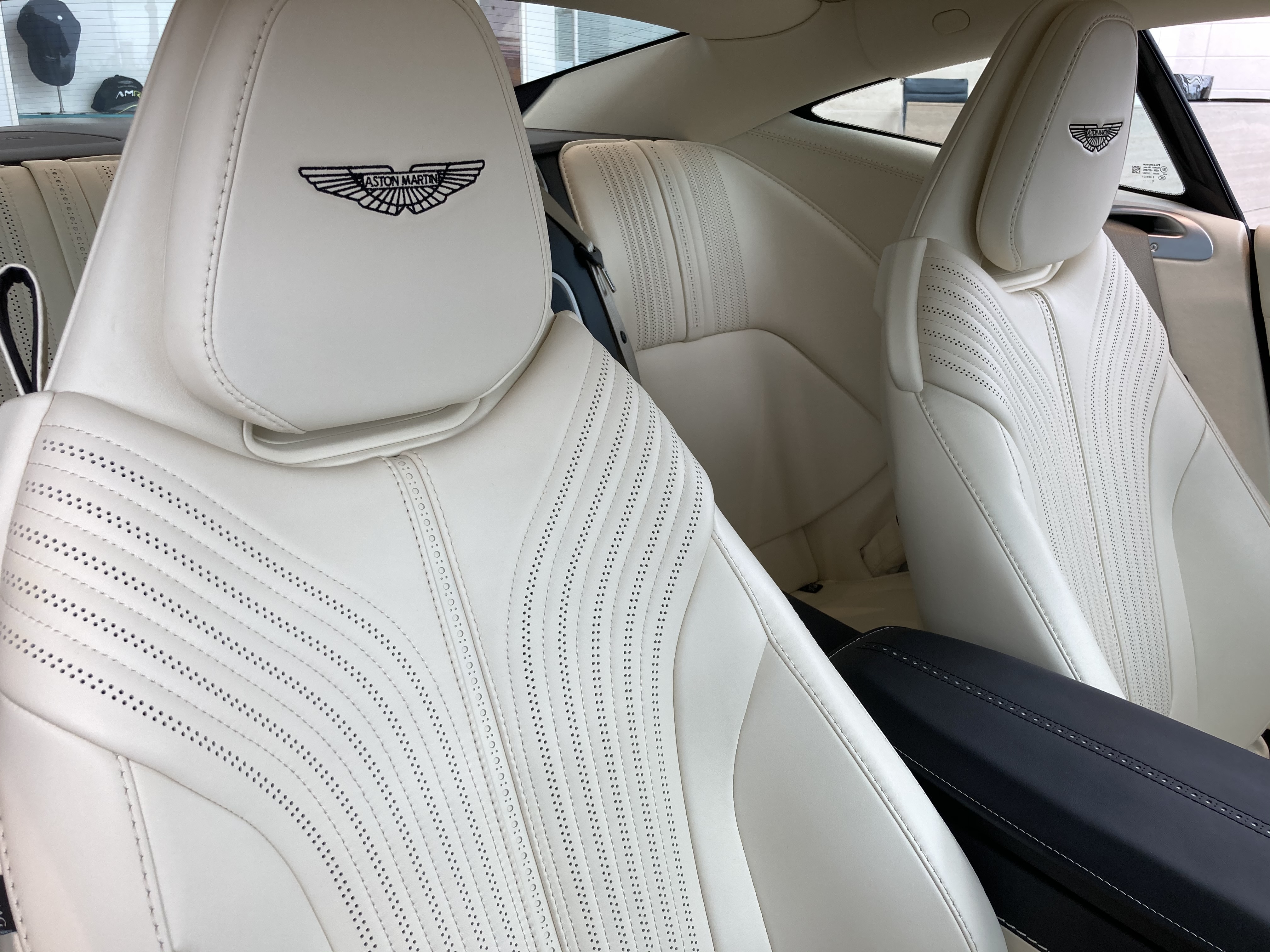 内装色の組み合わせ M Auto Astonmartin Staff Blog